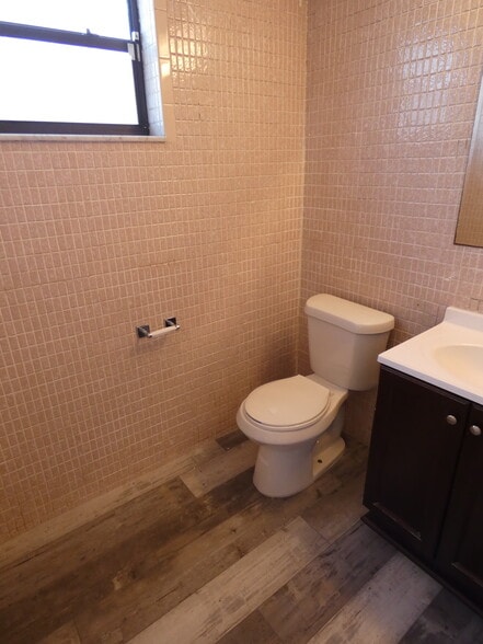 Building Photo - 14212 NE 4th Ave