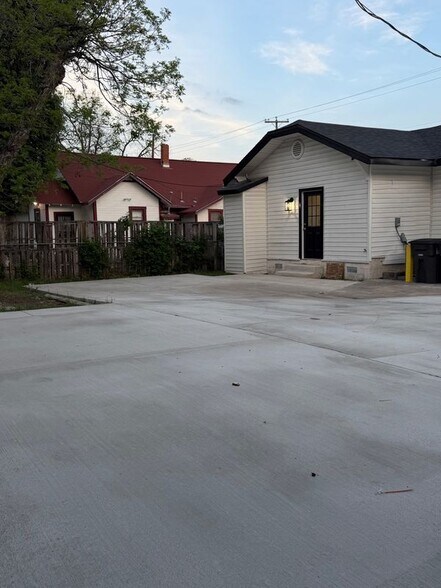 Building Photo - 2427 W Southcross Blvd