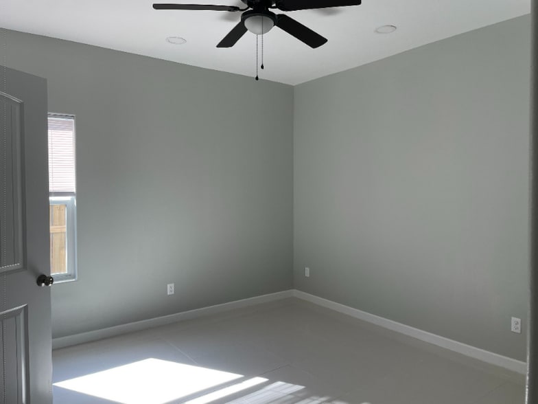 Building Photo - 404 W St Helena Ave