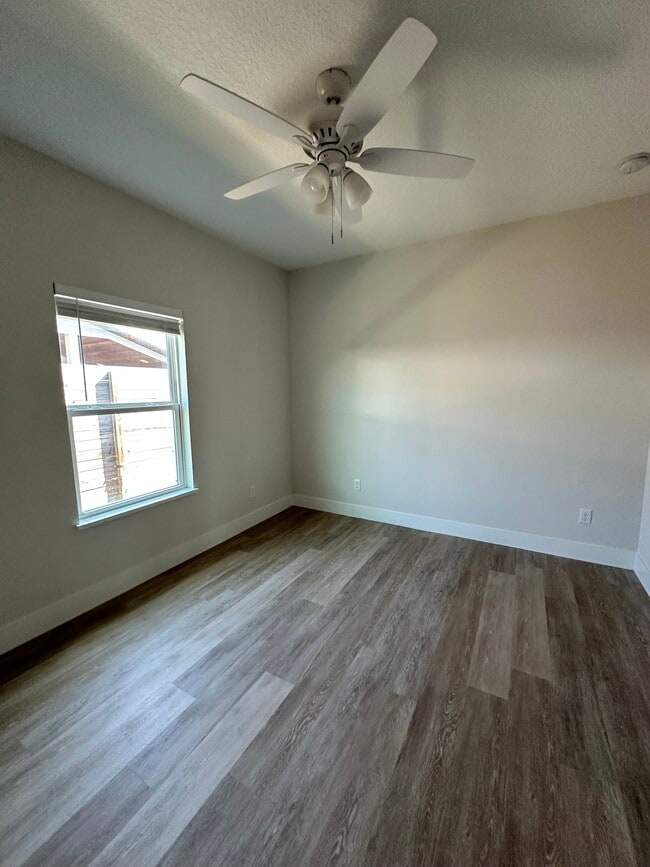 Building Photo - 1A A St