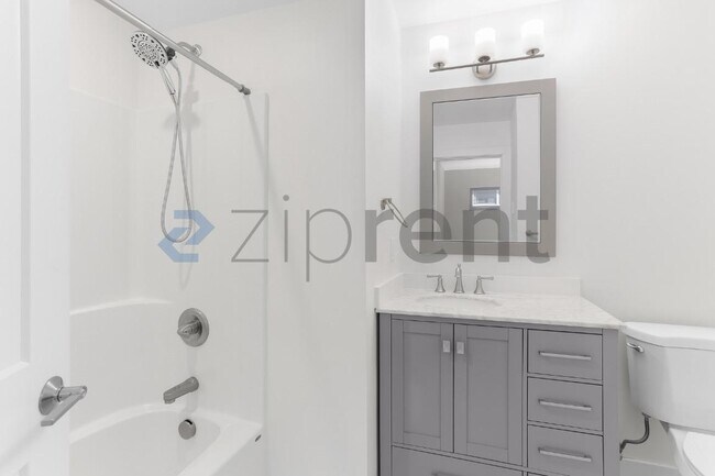 Building Photo - Unit B