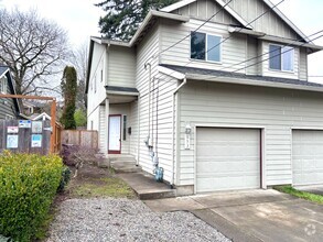 Building Photo - Central Gresham, Spacious 3 Bedroom, 2.5 B...