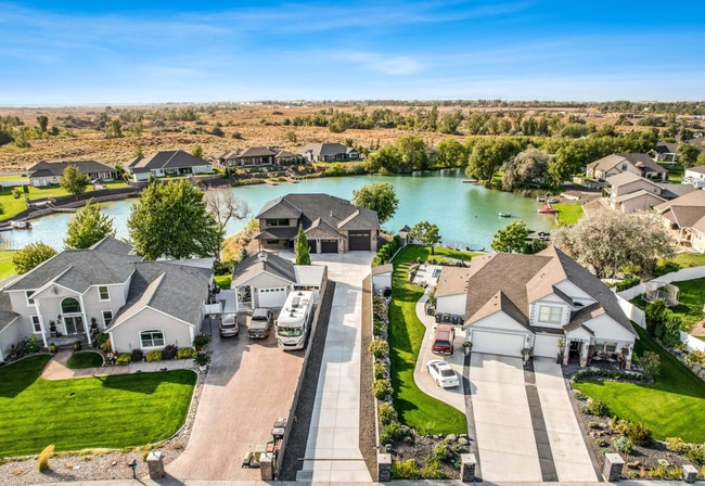 Building Photo - Stunning Large Custom Built Home On the Lake!