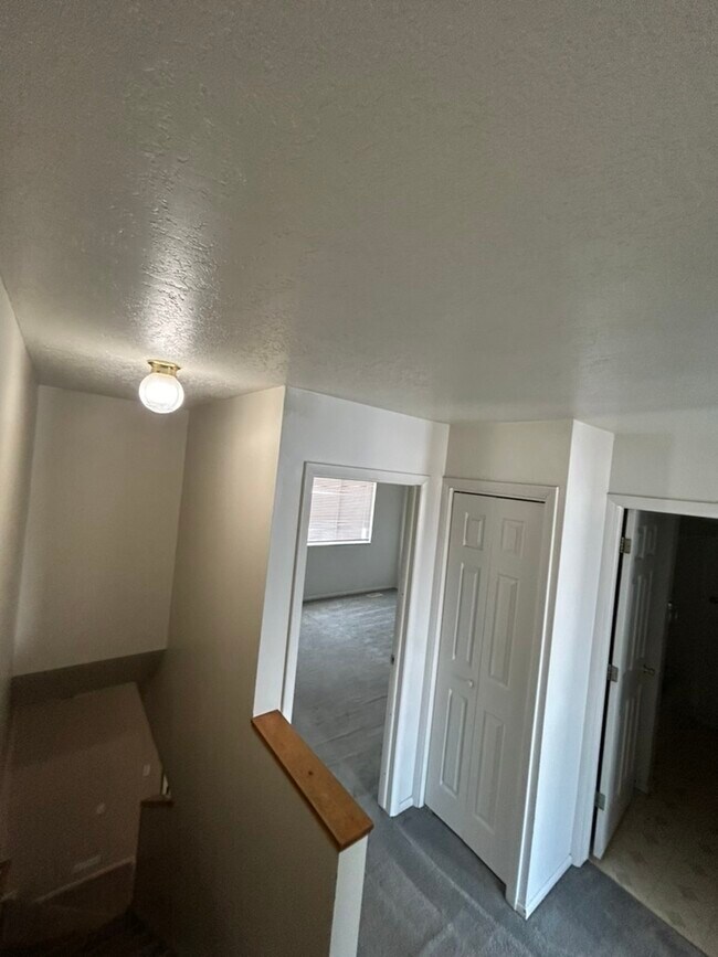 Building Photo - 166 E 1800 N
