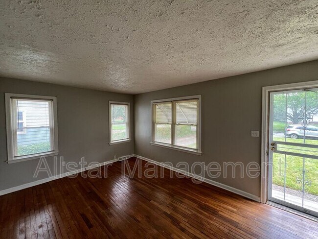 Building Photo - 740 E 254th St