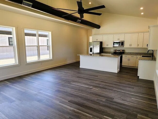 Building Photo - Bright & Modern Newly Built Home!!