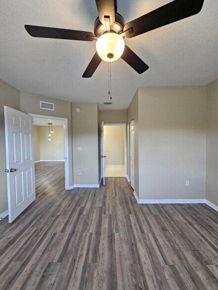 Building Photo - 1063 Golden Lakes Blvd