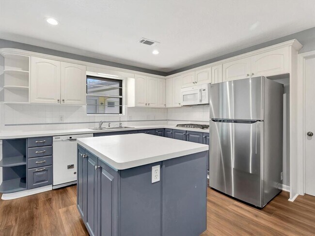 Building Photo - 15014 Torry Pines Rd