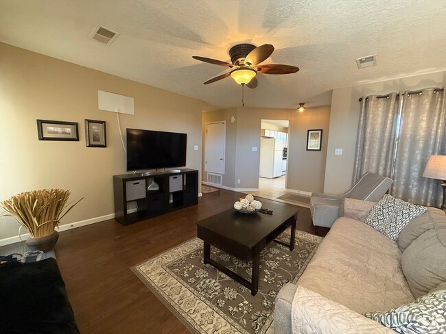 Building Photo - Beautiful Updated 3 Bedroom / 2 Bathroom Home in Prime Rio Rancho Location