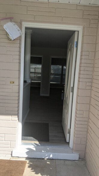 Building Photo - 2042 Harley Ave