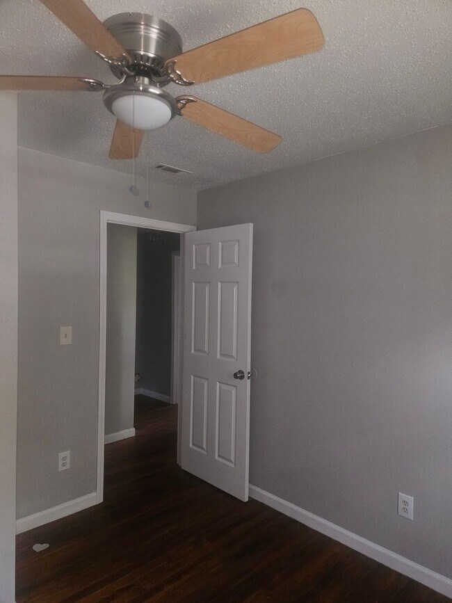 Building Photo - 3 Bedroom 1 bath home