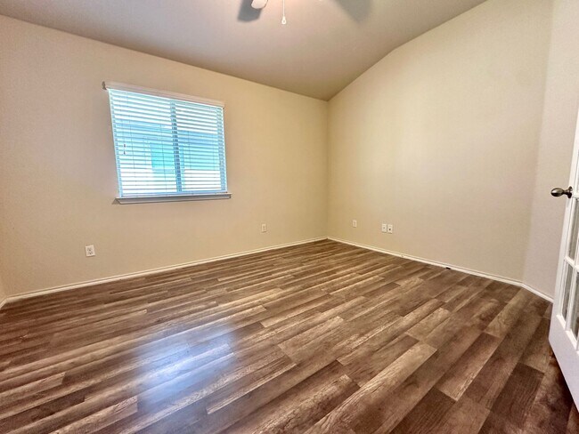 Building Photo - 325 Ammonite Ln