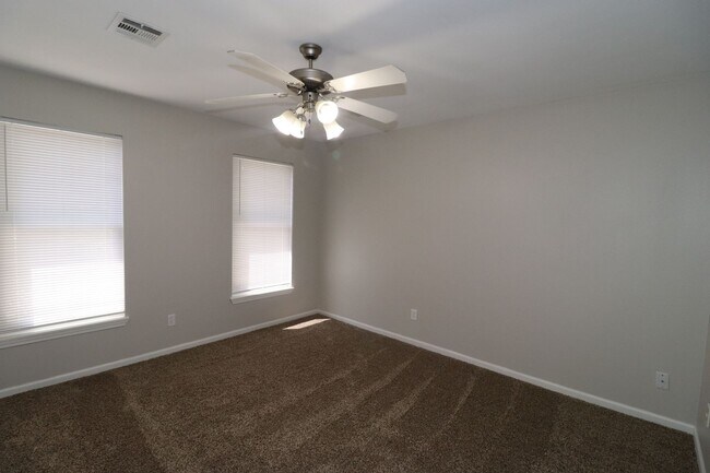 Building Photo - Newly updated duplex for rent!