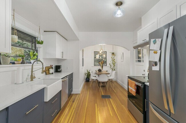 Building Photo - 3 bedroom, 2 bath gorgeous home now available by Mt. Tabor Park in SE Portland!