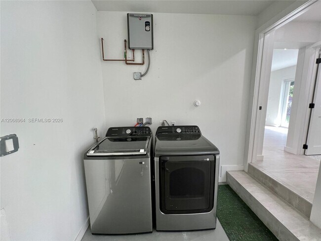 Building Photo - 850 NE 127th St