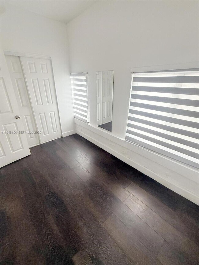 Building Photo - 337 SW 10th Ave