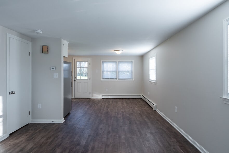 Building Photo - 8 Elm Hill Dr