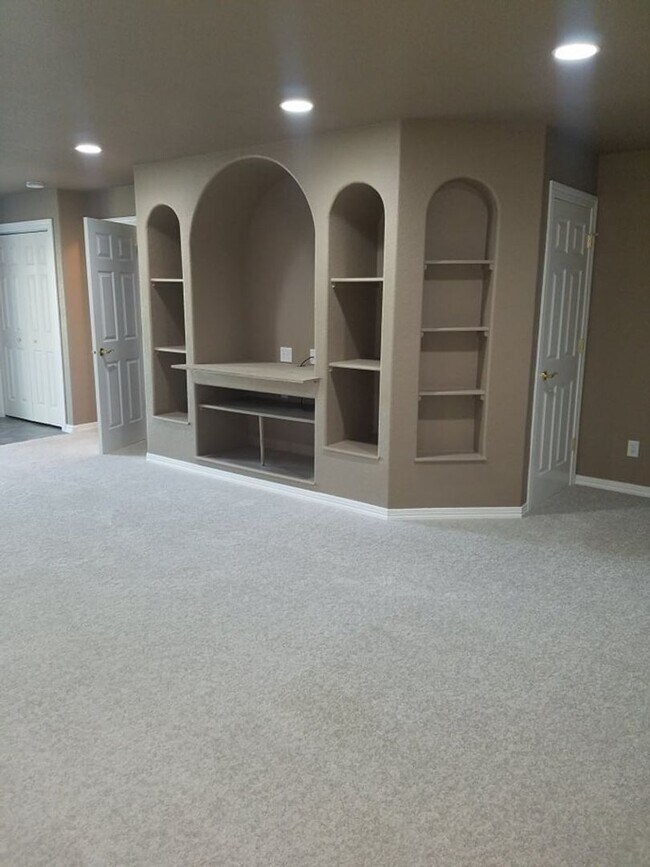 Building Photo - Beautiful Townhouse with Magnificent City Views.