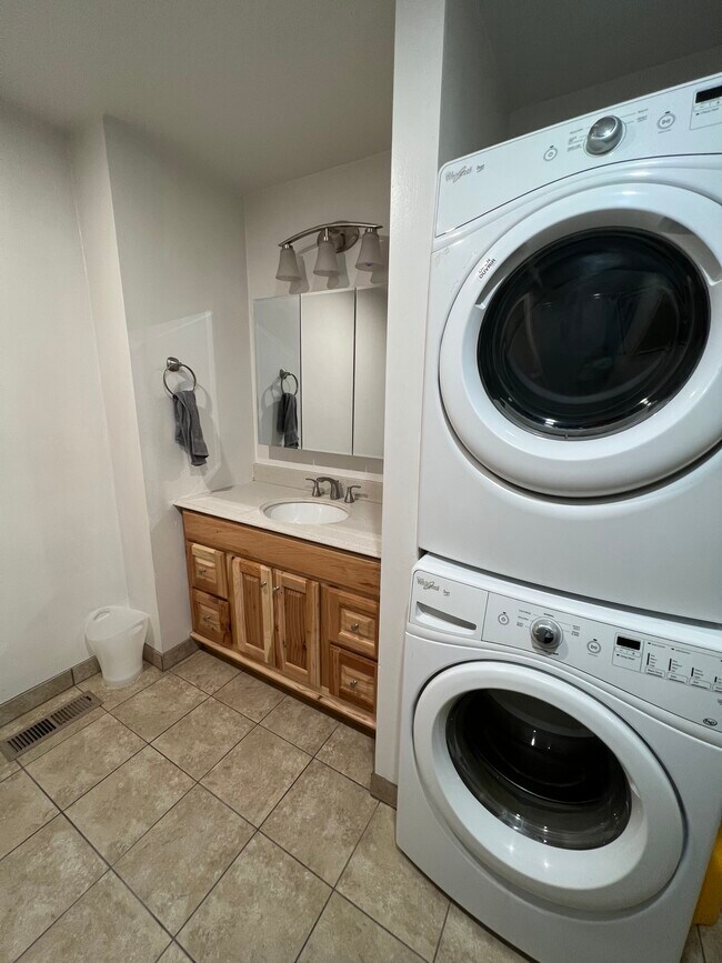 Building Photo - 151 Toftum Ln