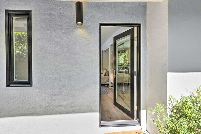 Building Photo - 155 E Creek Dr