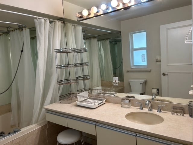 master bathroom - 600 NW 7th Ave
