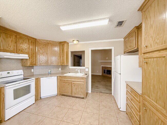 Building Photo - "Charming 4-Bedroom Home with 2 Full Baths in Lubbock – Spacious 1,755 Sq Ft Living Awaits!"