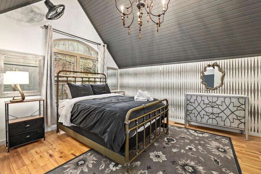 Building Photo - 211 Lakeshore Dr