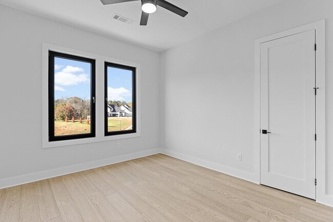 Building Photo - 555 Versailles Dr