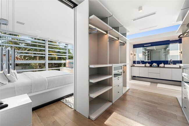 Building Photo - 440 S Hibiscus Dr