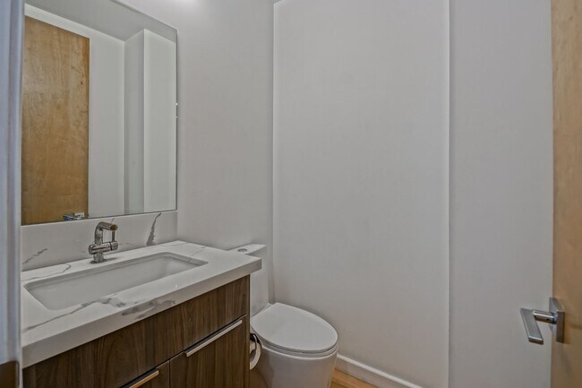 Building Photo - Custom, Modern & Spacious Tri-Level Home w...