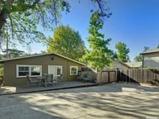 Building Photo - Old Roseville 2 bedroom