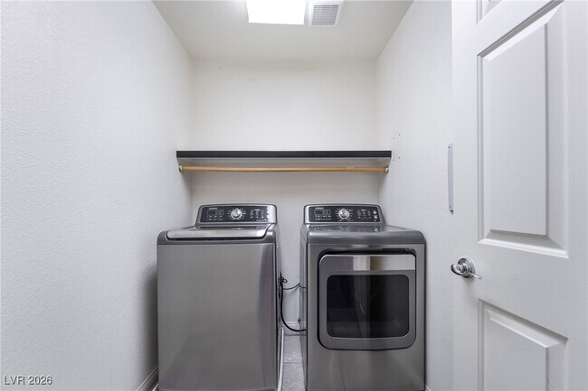 Building Photo - 5793 Rolling Dale Ave