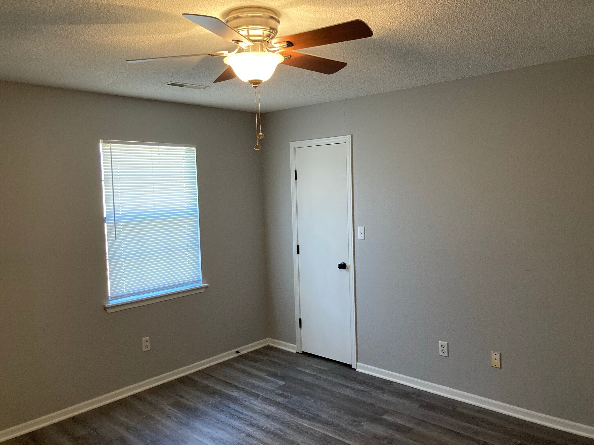 Building Photo - 2107 Highridge Dr