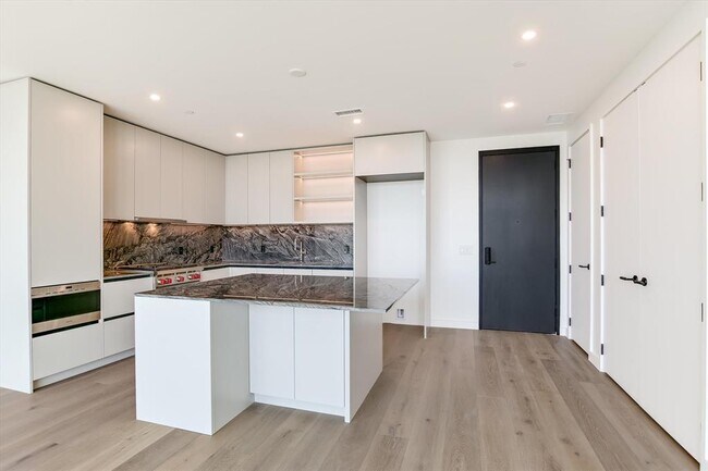 Building Photo - 610 Davis St