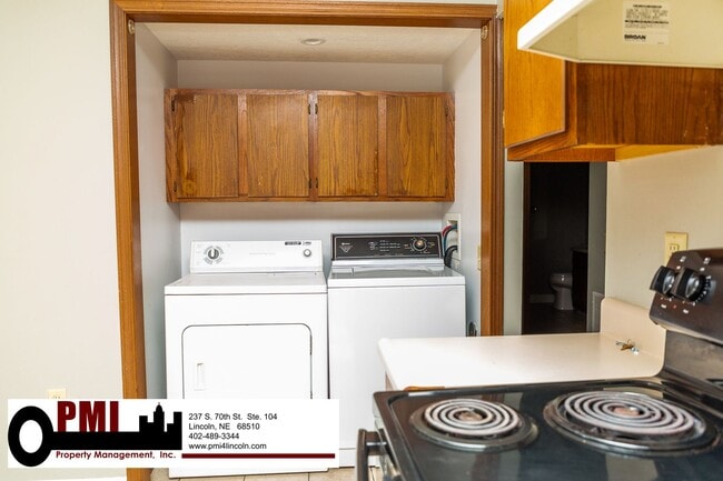 Building Photo - 2 Bedroom and 1 Bathroom Duplex Available ...