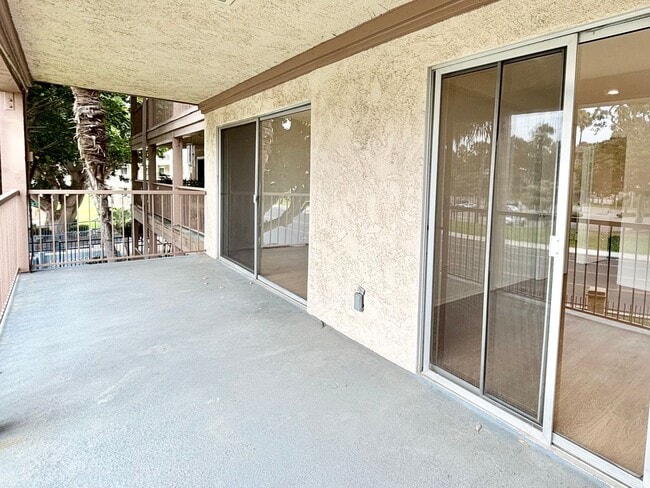 Building Photo - Bright 2 Bed 2 Bath | Surfside Community |...