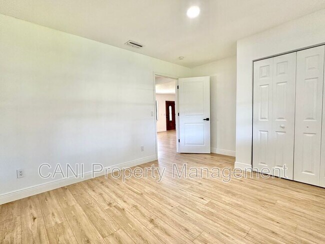 Building Photo - 2517 Royal Palm Dr