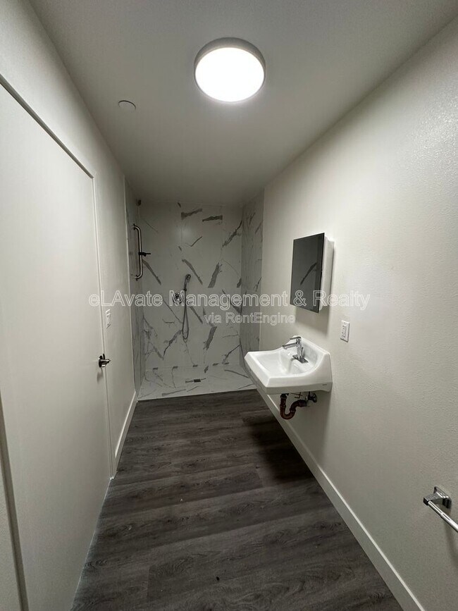 Building Photo - 226 W 87th St
