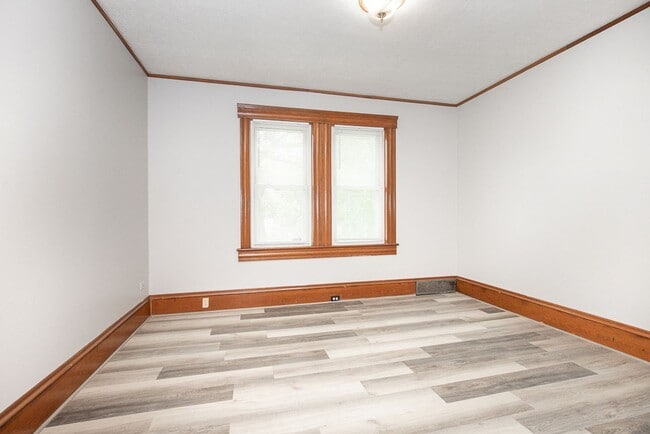 Building Photo - 3 Bedroom/1 bath Single House!!