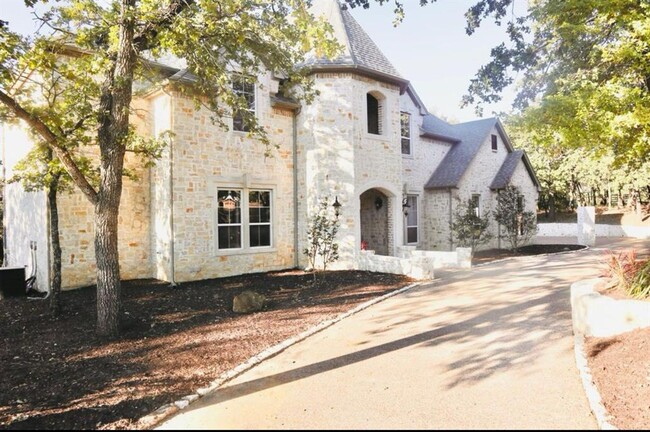 Building Photo - 7004 Raintree Pl