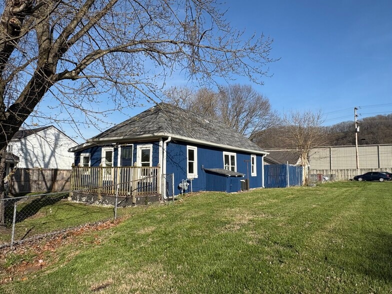 Building Photo - 904 E Myrtle Ave