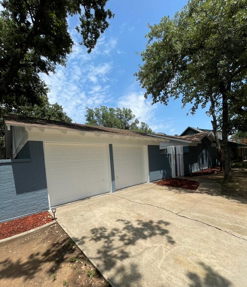 Primary Photo - 704 W Pleasantview Dr