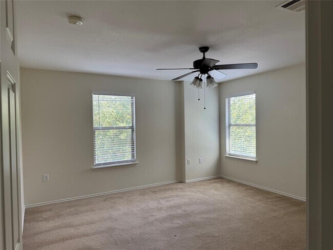 Building Photo - 5609 Viewpoint Dr