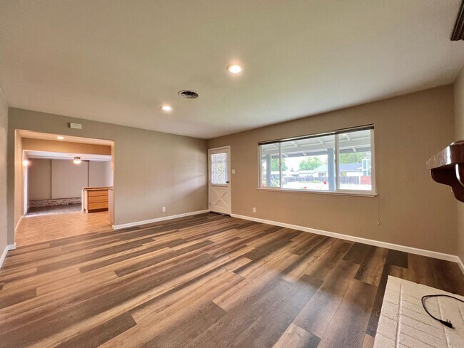 Building Photo - TENTATIVELY RENTED 3 Bedroom 2 Bathroom Na...