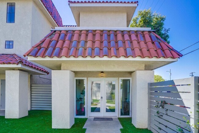 Building Photo - 3BD/2BA Apartment with Laundry In-Unit, Appliances, Tandem Parking & More!