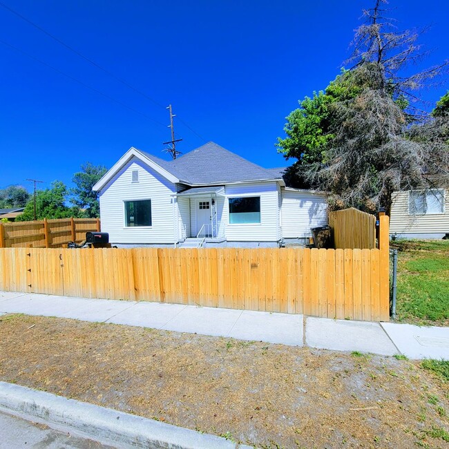 Primary Photo - Gorgeous Newly Remodeled House!!