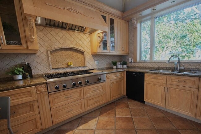 Building Photo - 205 25th Ave NE