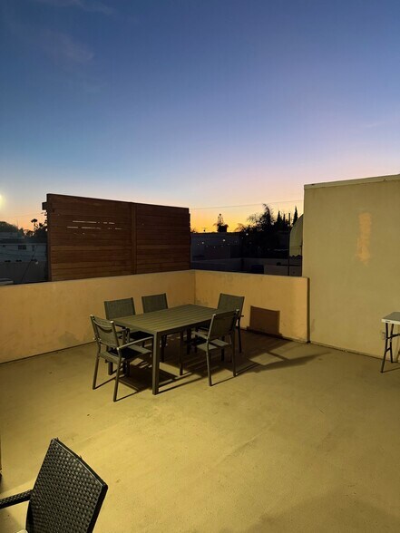 Roof Top Deck - 3958 Lamont St