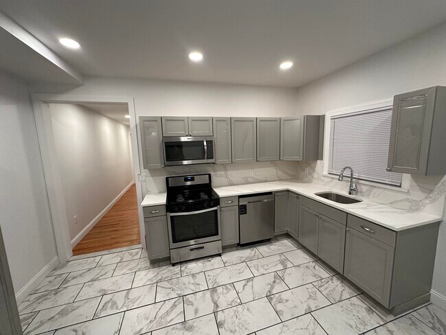Building Photo - 81 W 54th St