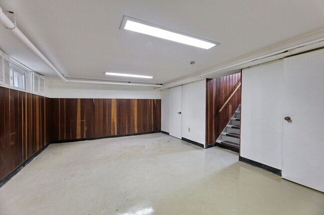 Building Photo - 1272 E Laurelton Pkwy